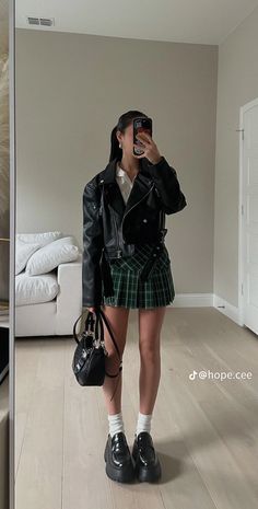 Alternative Outfits Winter, Summer Edgy Outfits, Outfit Ideas Mini Skirt, Spicy Outfits, Stylish Denim Skirt, Preppy Outfits For School, Skirt Outfits Fall, Outfits For School, Estilo Indie