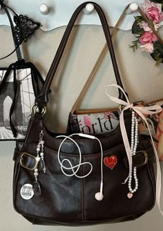 Twilight Dr, Inside My Bag, What In My Bag, Jane Birkin, Bags Aesthetic, Pretty Bags, Mode Inspo, Essential Bag, 가을 패션