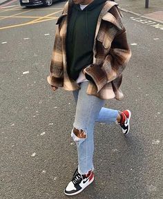 Look Hip Hop, Outfits With Jordan 1s Fashion Styles, Grunge Outfits 90s, Look 80s, Baggy Jeans Outfit, Jacket Shirt, Jordan 1s, Woven Jacket