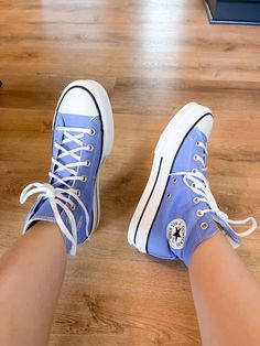 Platform Converse Blue, Blue Platform Converse Outfit, Best Converse Colors, Periwinkle Converse, Cute Shoes Converse, Blue Platform Converse, Preppy Converse, Blue Converse Outfit, Converse Bleu