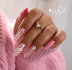 Pink Daisy Nails, Feminine Nail Designs, Daisy Nail Designs, Nail Art Techniques, Daisy Nails, Floral Trends, Coffee Flower, French Acrylic Nails, Classic Nails