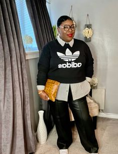 Trendy All Black Outfits For Work, Dressy Plus Size Outfits Fall, Casual Fall Outfits For Black Women 2024, Los Angeles Outfits Black Women, Brown Outfit Ideas Black Women, Sweatshirt Outfit Dressy, Fall Outfits Black Women 2024, Winter Tshirt Outfit Ideas, Thanksgiving Outfits Women Plus Size Casual