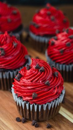 chocolate cupcakes with red velvet buttercream on top Red Velvet Frosting, Red Icing, Icing Buttercream, Cake With Chocolate Frosting, Fruit Cupcakes, Buttercream Chocolate, Red Cupcakes, Cupcakes With Cream Cheese Frosting, Cake Frosting Recipe