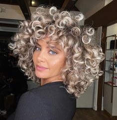 Short Curly Hair With Layers Is The Ultimate Fresh Look For Spring Curly Hair Ideas, Ombre Curly Hair, Curly Hair Trends, White Blonde Hair, Blonde Curly Hair, Colored Curly Hair