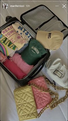 Vintage Girls Clothes, Essentials Checklist, Packing Travel, Airport Aesthetic, Summer Packing, Inside My Bag, Amazon Travel, Minimalist Travel, Travel Must Haves