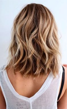 Beach Waves Medium Hair, Beach Wavy Hairstyles, Medium Length Hair Ideas, Longbob Hair, Beachy Waves Hair, Wand Hairstyles, Thick Hair Cuts, Styling Tricks, Beach Wave Hair