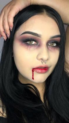 Vampire Makeup Looks, Girl Halloween Makeup, Maquillage Halloween Simple, Vampire Makeup Halloween, Zombie Halloween Makeup, Halloweenský Makeup, Holloween Makeup, Vampire Halloween Costume, Vampire Makeup