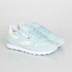 Reebok Classic Leather, High Heel Sneakers, Reebok Sneakers, Sneakers Addict, Reebok Classic, Hot Shoes, Girls Sneakers, Classic Leather, Brooks Sneaker