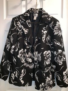 CHICOS SZ 0 BLACK/WHITE FLORAL LONG SLEEVE WOMEN BLAZER CCR. Condition is Pre-owned. Shipped with USPS Priority Mail. Women Blazer, Sleeve Women, Sleeves (women), Blazers For Women, Priority Mail, Women Long Sleeve, Down Shirt, Casual Button Down Shirt, Button Down Shirt