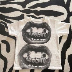 Depop Inspiration, Depop Aesthetic, Gothic Baby, T Shirt Aesthetic, Gothic Shirts, Gothic Emo, Shirt Design Inspiration, I'm With The Band, Lips Print