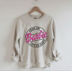 Barbie Sweatshirt, Sweatshirt Ideas, Astuces Diy, Cute Shirt Designs, Loose Fit Shirts, Not Love, Diy Shirt, Sales Tax, Blouse Patterns