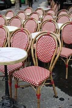 many chairs and tables are lined up on the sidewalk