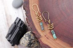 Short chunks of fishbone brass chain and african turquoise stones. // size // - earrings measure 2 inches long Raw Stone Jewelry, Bone Earrings, Wire Wrapped Jewelry Diy, African Turquoise, Wire Jewelry Tutorial, Brass Chain, Elegant Earrings