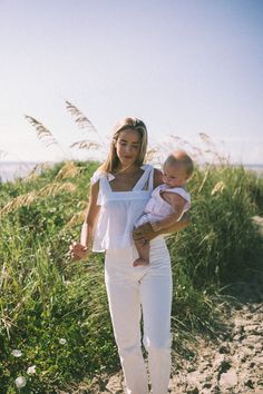 Summer Newborn Outfits, Newborn Summer Outfits, Julia Berolzheimer Outfits, Family Photo Outfits Summer, Mom Aesthetic Outfit, Preppy Kids Outfits, Candid Family Photography, Spring Family Pictures, Mom Fits