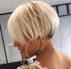 Short Bob Long Pixie, Silver Hair Bob, Really Short Bob, Chic Short Hair, Messy Pixie Cuts, Short Hair Trends, Short Hair Undercut, Messy Short Hair, Edgy Short Hair