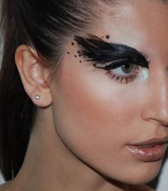 Black Swan Costume Halloween, Black Swan Makeup, Bird Makeup, Circus Makeup, Black Swan Costume, Black Eyebrows, Carnival Makeup, Bird Costume, Halloween Makeup Inspiration