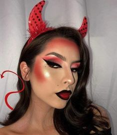 Girl Devil Makeup Halloween, Halloween Makeup Women Easy, Diy Devil Costume Women Make Up, Devil Cute Makeup, Devil Costume Women Ideas, Womens Devil Makeup, Make Up Diabla, Devil Make Up Halloween Easy, Lucifer Halloween Costume