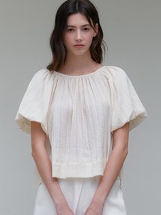 This is a minimal and feminine top by ourcomos that is made out of high quality and sturdy material. With distinctive mood of the design and comfortable wear, you can use it for your daily lifestyle.- Cropped length and balloon sleeves- Shirring detail overall- Modern and minimal mood Short Balloon Sleeves, Balloon Top, Puff Blouse, Feminine Top, Zara Kids, Puff Sleeve Blouse, Women Clothes, Balloon Sleeves, Resort Wear