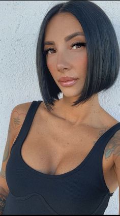 Bluntcut Bob Thick Hair, Short Black Hair Bob, Bob Haircut Styles, Black Short Bob, Straight Bobs, Short Black Bob, Bob Lung