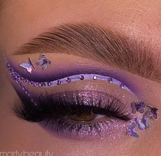 eye makeup😍 Lilac And Silver Eye Makeup, Purple Makeup Looks Butterfly, Purple Butterfly Eyeshadow, Purple Butterfly Eye Makeup, Dramatic Purple Eye Makeup, Purple Quinceanera Makeup, Light Purple Prom Makeup, Lilac Prom Makeup, Aesthetic Purple Makeup