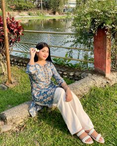 Kurta Aesthetic Girl, Kurti Picture Poses, Kerala Trip Outfits Women, Short Kurti Poses Aesthetic, Traditional Kurti Poses, Traditional Wear Poses, Photo Poses In Jeans Top, Short Kurti Poses, Kurti Photo Ideas