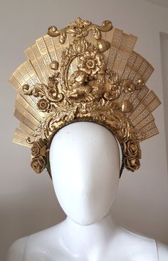 This Halo headdress is perfect for accessorizing a goddess costume. This headdress is simple, light, very glamorous and very eye-catching. gold made of zip ties, it is very light. Mounted on a metal strip for good support. The headband remains flexible. For any request for other colors, contact me Ideal for burlesque, dance, photo shoots or cosplays, it can be used for many types of occasions Ready to ship Crown Headpiece, Halo Crown, Goddess Costume, Circus Theme, Crown Headband, Costume Hats, Make A Wish, Headdress, Costume Party