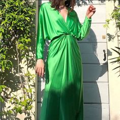 Nwt $4000 Monique Lhuillier Green Silk Dress. Perfect For A Wedding, Gala Or Any Other Formal Cocktail Event. Has An Old Hollywood Glam Look Surplice Neckline, Unlined Concealed Zip Fastening Along Back Composition: Self: 100% Silk Spot Clean Made In The Usa Formal Long Sleeve Pre-draped Maxi Dress, Pre-draped Long Sleeve Wedding Gown, Green Maxi Dress With Draped Sleeves For Party, Formal Gown With Draped Long Sleeves, Elegant Green Gown For Spring, Pre-draped Long Sleeve Maxi Dress For Evening, Elegant Draped Green Gown, Elegant Green Draped Gown, Chic Green Long Sleeve Evening Dress