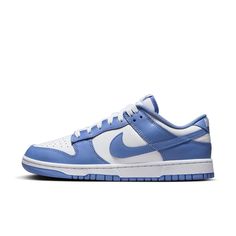 Le Nike Dunk Low ‘Polar Blue’ esibiscono uno strato fondamentale bianco immacolato, elegantemente contrastato da sovrastrutture in una tonalità di blu acciaio, accompagnato da uno Swoosh in tonalità armonizzante. Mantenendo fedele al suo design tradizionale, la scarpa è dotata di perforazioni di ventilazione nell'area della scatola punta, completate da una linguetta in nylon traspirante accentuata da un'etichetta Nike meticolosamente tessuta. L'emblema Nike può anche essere identificato sulla li Jordan Air Max, Dunk Low Nike, Jordan 9 Retro, Nike Model, Nike Sale, Haikou, Nike Models, Baskets Nike, Limited Edition Sneakers