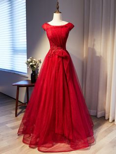 A corset shoelace up along the open back develops a hot yet comfortable fit for your special evening. Fancy Red Dress, Cap Sleeve Prom Dress, Prom Dress Burgundy, White Mermaid, Wedding Dress Sequin, Prom Dresses Two Piece, V Neck Wedding Dress, Applique Wedding Dress, Backless Wedding