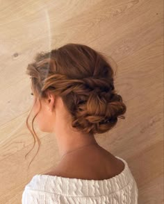 Причёска, вечерняя прическа, свадебная прическа, прическа на выпускной Bridesmaid Hairstyles For Thick Hair, Updo With Hair Comb, Dutch Braid Wedding Hair, 1930s Updo, Updo Brown Hair, Loose Wedding Updo, Low Updo Hairstyles, Updos For Long Hair Prom, Bridemaids Hairstyles