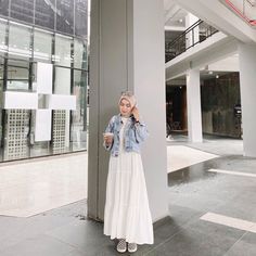 Denim White Outfit Hijab, White Hijab Outfit, White Denim Jacket Outfit, White Denim Outfit, Blue And White Outfits, Muslimah Fashion Casual, Outfits Muslim, Denim Dress Outfit, Dunks Outfit