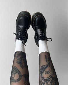 Doc Marten Tattoo, Doc Martens Boots, Mode Inspo, Crazy Shoes, Dream Shoes, Looks Style, Looks Vintage, Fall Winter Outfits, Grunge Outfits