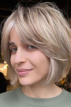 Dark Blonde Bobs, Feathered Bob, Chin Length Haircuts, Fine Straight Hair, Layered Bob Haircuts, Straight Blonde Hair, Chin Length Bob, Chin Length Hair, Bob Haircut With Bangs