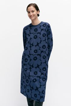 Collection: Pre-Fall 2023 Fashion. Print: Maija Isola 1964. Main Material: 100% cotton jersey. Description: The Tienoo dress is made of cotton jersey in the iconic Unikko pattern. The dress has long, loose sleeves, a central back seam, and a bell-shaped hem. The A-line dress has a relaxed fit. Marimekko’s famous poppy pattern Unikko was born in 1964 in a time when the design house’s collections featured mostly abstract prints. Designer Maija Isola wanted to create something interesting from this Fall Graphic Print Relaxed Fit Dress, Fitted Floral Print Dress With Crew Neck, Relaxed Fit Long Sleeve Dress With Graphic Print, Relaxed Fit Long Sleeve Graphic Print Dress, Fall Graphic Print Cotton Dress, Long Sleeve Printed Loungewear Dress, Blue Cotton Dress With Graphic Print, Crew Neck Cotton Lounge Dresses, Fall Midi-length Dress With Graphic Print