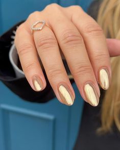 28 Gold Chrome Nails 2024: Luxe Trends & Chic Designs - divagaze.com Gold Chrome Nails Designs, Chrime Nails, Formal Jewellery, Gold Coffin Nails, Chrome Nail Colors, Coral Nails With Design, Belle Nails, Chrome Manicure, Gold Chrome Nails