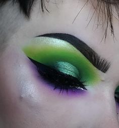 Green Eyeshadow Witch Makeup, Beetle Juice Eyeshadow, Yellow Green And Purple Eyeshadow, Beetlejuice Eyeshadow Looks, Beetle Juice Eye Makeup, Beetlejuice Themed Makeup, Witch Eyeshadow Looks, Green Halloween Makeup Ideas, Green Witch Eye Makeup