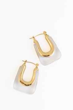 *ONLY ONE PAIR LEFT!* Unleash your style with the Icecube Huggie Earring! Clear quartz and golden accents elevate any outfit and make a statement with every step. Dare to be bold and stand out from the crowd with this versatile earring. Add it to your collection and watch the compliments and smiles roll in!