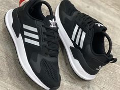 Adidas Outfit Shoes, Mens Fashion Casual Shoes, Fashion Shoes Heels, Adidas Tennis, Cat Shoes, Nike Air Shoes, Girly Shoes, Adidas Outfit, Cool Outfits For Men