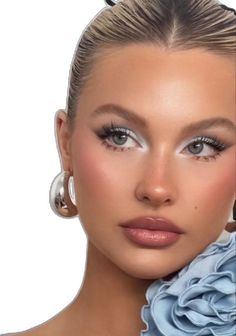 Natural Light Blue Makeup, Silver Iridescent Makeup, Silver White Makeup Look, Blue Bride Makeup, Make Up Blue Eyes Blonde, Blue Makeup Blue Eyes, Light Blue Prom Makeup For Brown Eyes, Eyemakeup For Blue Eyes, Blue Eye Makeup Hooded Eyes