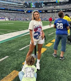 Coach Wife Outfit, Hot Football Game Outfit, Nfl Wives Game Day Outfit, Football Gf Outfits College, Game Day Outfit Football Nfl, Girlfriend At Boyfriends Football Game, Nfl Girlfriend Outfit, Nfl Wife Outfits Game Day