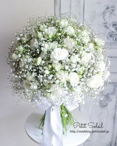 ミニバラとかすみ草のクラッチブーケ Bride Bouquets White Elegant, Big Wedding Bouquet, Simple Wedding Bouquet, Baby's Breath Wedding Flowers, Wedding Flowers Bride, Bride Bouquets White, Simple Wedding Bouquets, Bridal Bouquet Blue, Wedding Bouquets Bride