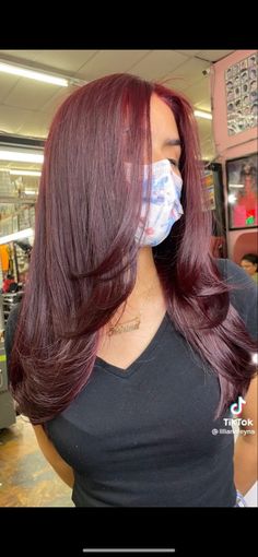 Red Hair On Brown Skin, Pelo Color Borgoña, Pelo Color Vino, Dark Burgundy Hair, Burgandy Hair, Cherry Cola Hair, Wine Hair Color, Dark Red Hair Color, Red Hair Looks