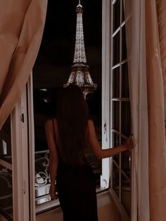 Elain Archeron Aesthetic, Emily In Paris Aesthetic, Elain Archeron, Power Woman, Lily Chee, Paris Girl, Rich Girl Aesthetic, Nyc Girl, Rich Girl Lifestyle