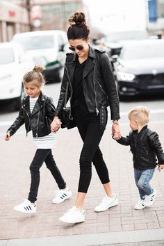 Sneaker-Streetstyle: auch bei Kids sind die Schuhe sehr beliebt Stil Rock, Infant Dresses, Baby Mode, Boy Dress, Hello Fashion, Mama Style, Mommy Style, Leather Jacket Outfits, Mommy And Me Outfits