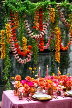 Mesa posta com flores rosas e laranjas Weddings Decorations Elegant Romantic, Indian Wedding Flowers, Indian Theme, Tafel Decor, Mehndi Decor, Indian Wedding Inspiration, Boda Mexicana, Wedding Inspired, Elegant Centerpieces