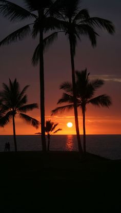 The colors captured in this photo reveal the true beauty of Hawaii and it's stunning sunsets. Hawaiian Sunset, Sky Pictures, Beautiful Landscape Wallpaper, Most Beautiful Cities, Sunset Pictures, Beautiful Places In The World, Nature Images, Landscape Wallpaper