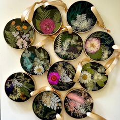 a bunch of plates with flowers on them are arranged in the shape of a circle