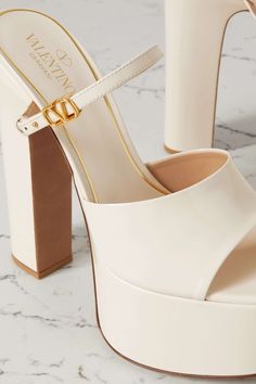 Dainty Logo, Valentino Heels, Pretty Heels, Dr Shoes, Fashion Shoes Heels, Shoes Heels Classy, Cute Shoes Heels, Platform Mules, Fancy Shoes