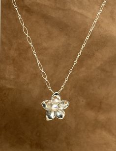 This Necklace is handmade in U.S.A by Pamanova Corp. Originally carved in wax and cast in 925 Sterling Silver. This necklace is the perfect gift for yourself or a loved one. product characteristics: -Handmade in U.S.A -The total length of chain is approx: 18 '  - The pendant size is approx.  27 mm  - Freshwater Pearl size is approx : 6.5 mm Hawaiian Flower, Flower Charm, Pearl Size, Pendant Necklaces, Freshwater Pearls, Jewelry Necklace Pendant, Pearl Necklace, Wax, Accessory Gift