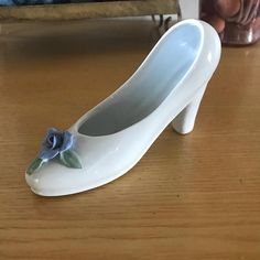 high heel shoe collectible Single Blue Flower, Ap Ceramics, Ceramic Shoe, Ceramic Shoes, Shoe Decoration, Clay Art Projects, Decorated Shoes, White Clay, Blue Flower